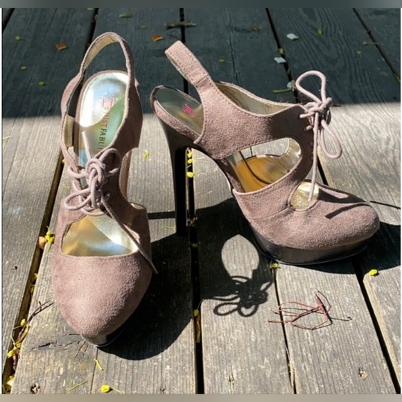 Womens sz.9 Beige suede platform heels. - Picture 3 of 10